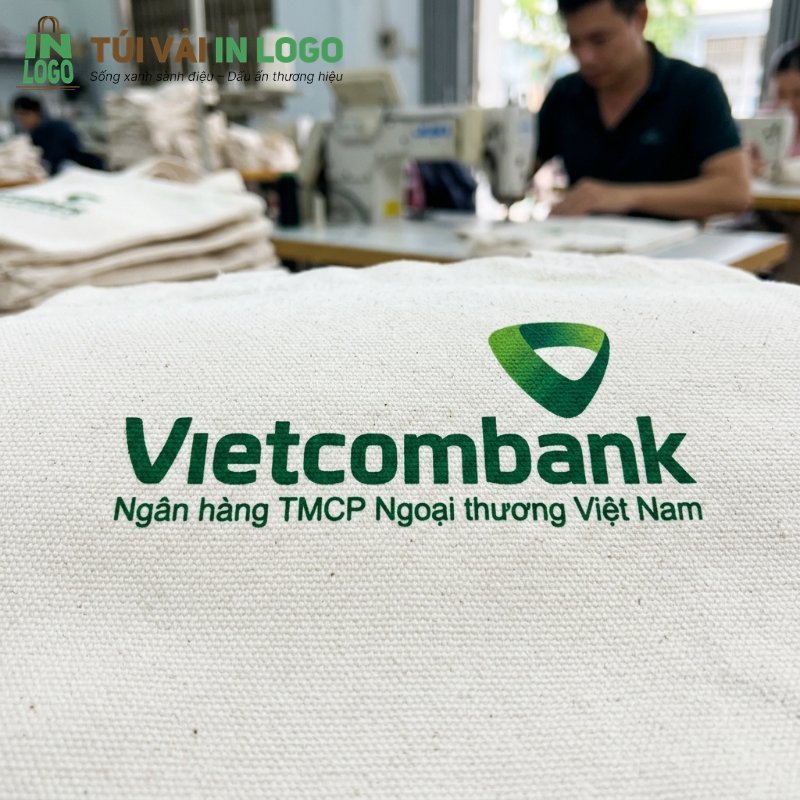 Túi vải canvas/cotton màu trắng in logo Vietcombank rõ nét, thể hiện chất liệu vải bền đẹp, phù hợp làm quà tặng doanh nghiệp thân thiện môi trường.