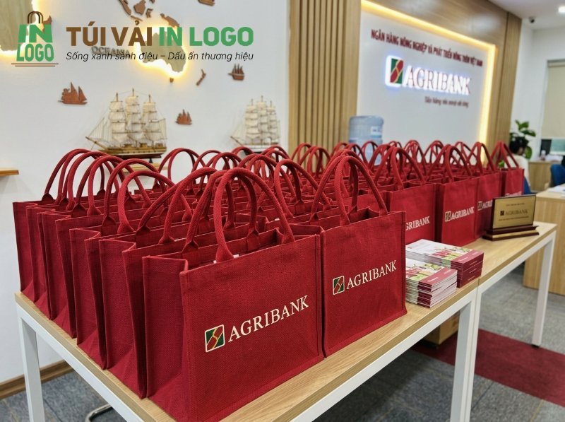 Túi vải đỏ in logo Agribank số lượng lớn, mẫu túi quà tặng doanh nghiệp bền đẹp, thân thiện môi trường