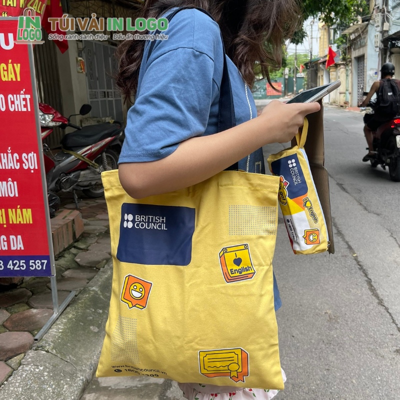 tui-tote-canvas-in-logo-qua-tang-british-council-mau-vang-cv-13 (3)