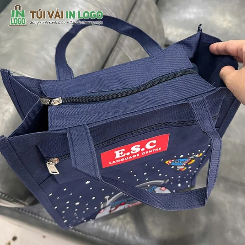 tui-vai-canvas-in-logo-qua-tang-hoc-sinh-in-hinh-phi-hanh-gia-cv-19 (4)